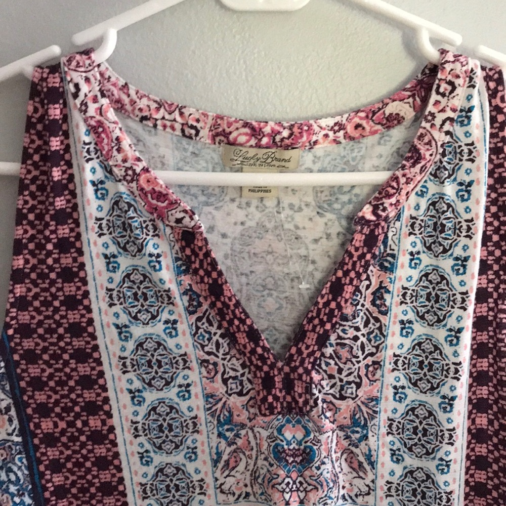 Patterned split neck tank top! - Picture 2 of 3